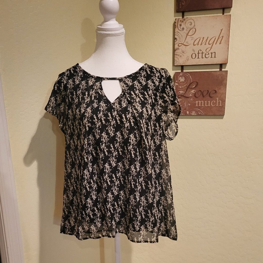 Kaileigh Black/Tan Floral Short Sleeve Blouse Keyhole Neck Medium NWOT